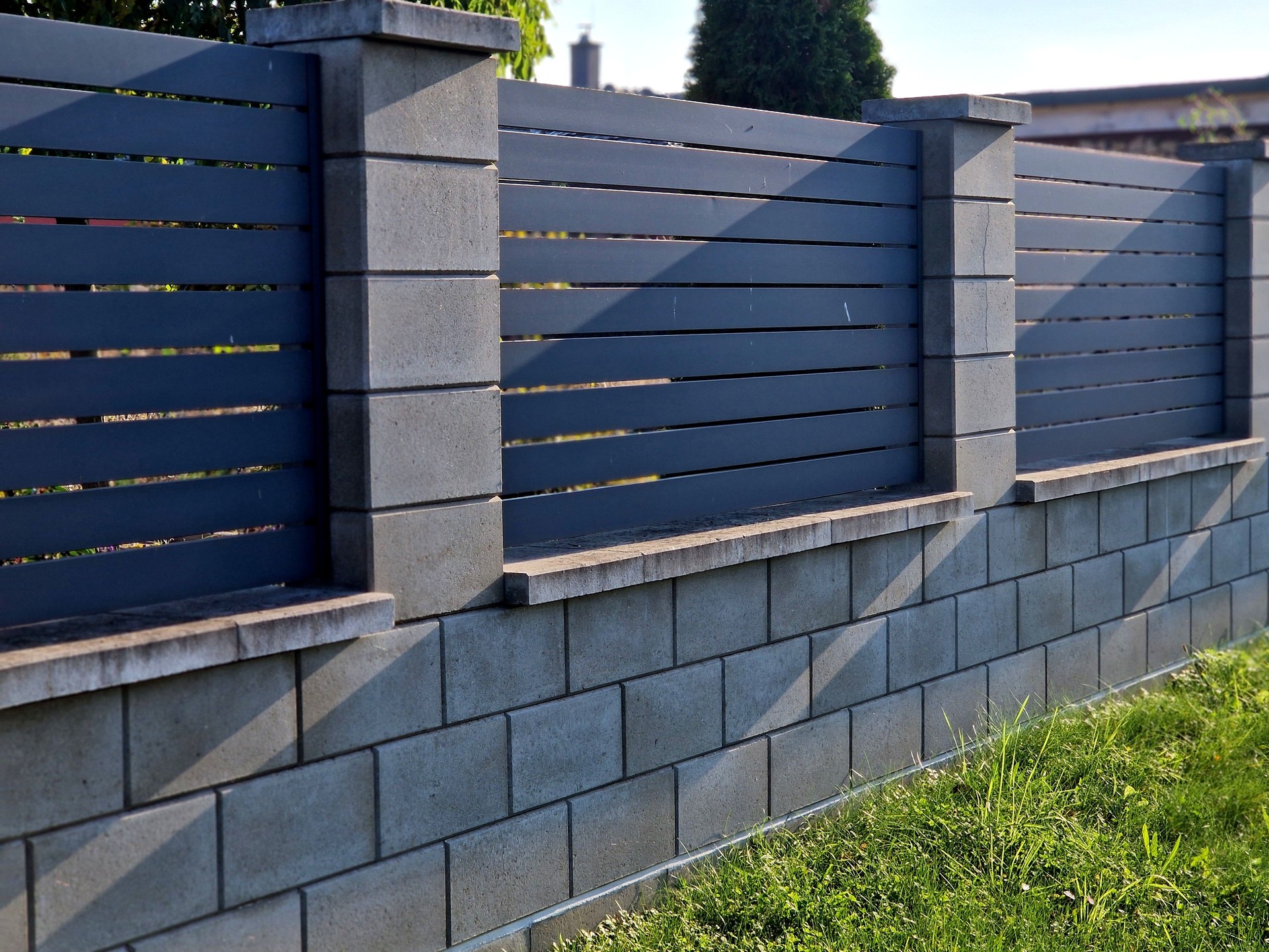 metal fillings of the fence with an underlay of concrete blocks. A metal aluminum fence will provide privacy around the garden. horizontal slats cover well. a hedge made of tuji adds protection